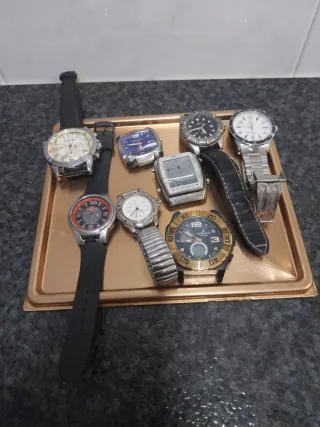 Lote de  8 relojes.falta el grande de la izda