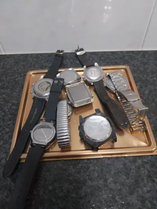 Lote de  8 relojes.falta el grande de la izda