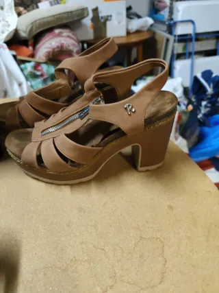 Lote de zapatos marrones y plateados