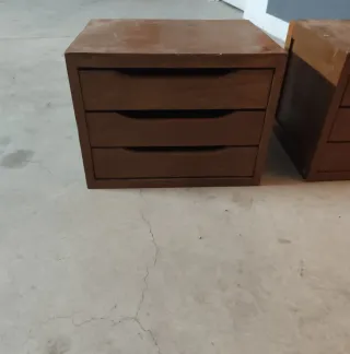 Dos gaveteros de madera