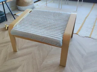 Reposapiés para butaca Poäng madera y tela gris.