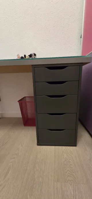 Escritorio con protector de vidrio y cajonera