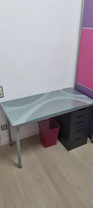 Escritorio con protector de vidrio y cajonera