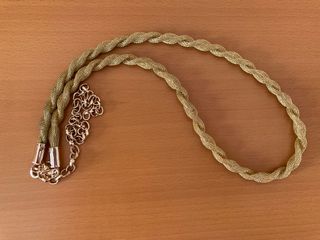 Cinturón dorado trenzado