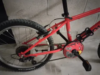 Bicicleta infantil roja