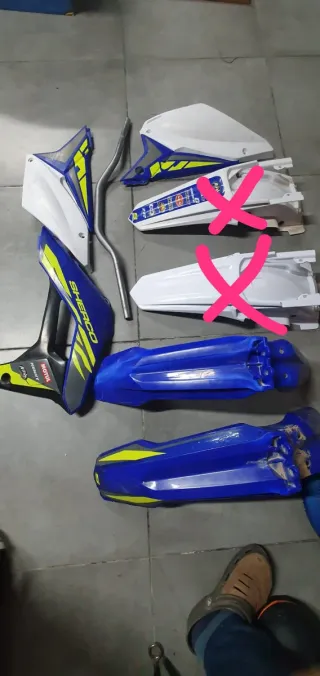 Piezas moto Sherco azules y blancas