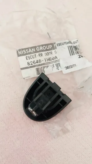 Escudo Porta Manija Puerta original Nissan