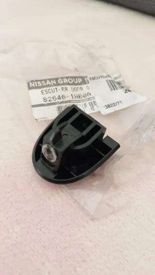 Escudo Porta Manija Puerta original Nissan