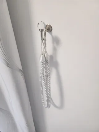 Cortinas y barra extensible plateadas