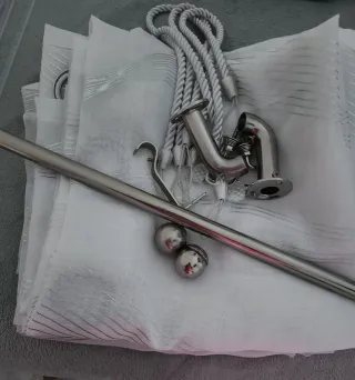 Cortinas y barra extensible plateadas