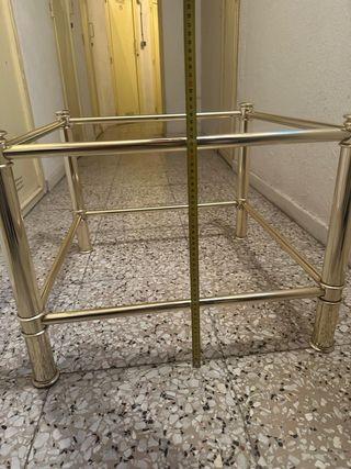 Mesa auxiliar metálica dorada y cristal