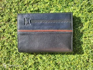 Cartera de piel negra marca Ubrique