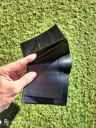 Cartera de piel negra marca Ubrique