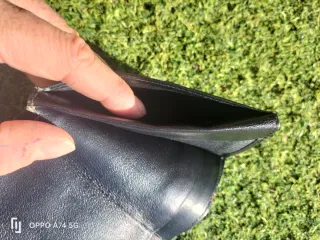 Cartera de piel negra marca Ubrique