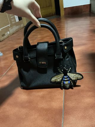 Bolso de paseo pequeño negro con detalle abeja