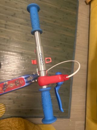 Patinete infantil azul y rojo