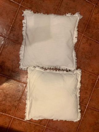 2 Cojines Blancos Decorativos