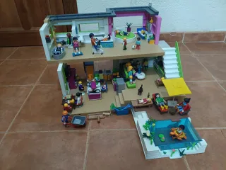 Chalet familiar Playmobil con piscina
