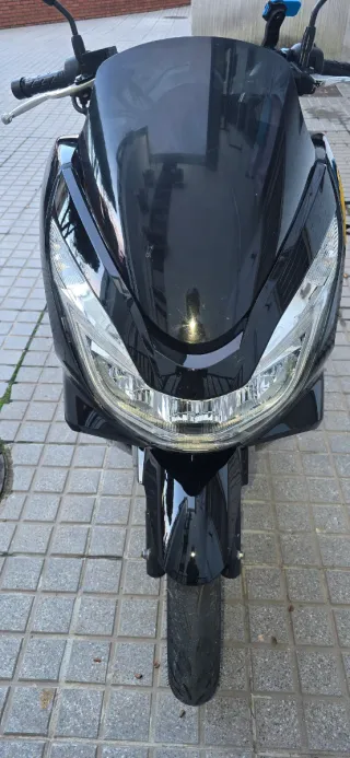 Moto negra pcx 2016