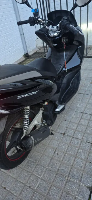 Moto negra pcx 2016