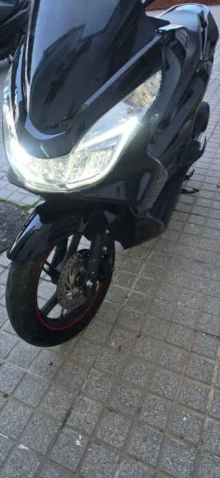Moto negra pcx 2016