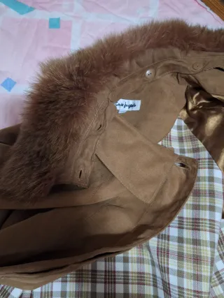 Gabardina marrón con cuello de pelo