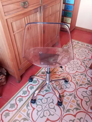 Silla de oficina transparente con ruedas