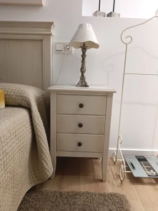 Mesilla de noche de madera en perfecto estado.