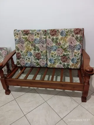 Divanetto in legno marrone con cuscini sfoderabili