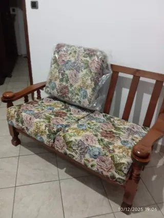 Divanetto in legno marrone con cuscini sfoderabili
