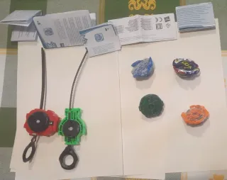 Beyblade: 2 Estadios + 14 Peonzas
