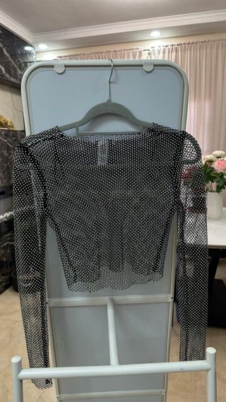 Top crop Zara pedrería negro talla XS, rejilla