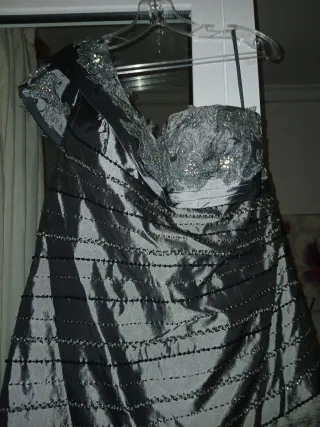 Vestido de fiesta plateado espectacular