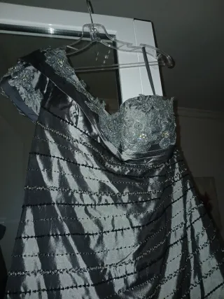 Vestido de fiesta plateado espectacular