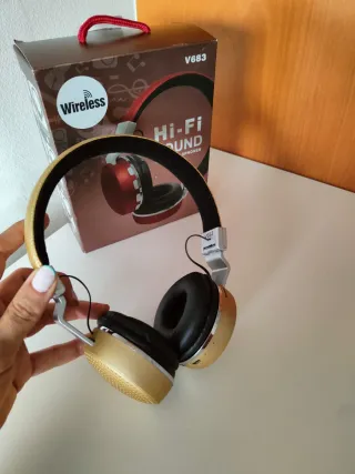 Auriculares inalámbricos dorados nuevos