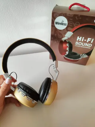 Auriculares inalámbricos dorados nuevos