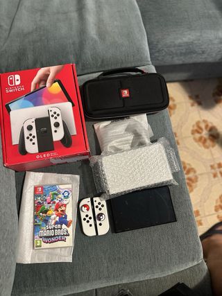 Nintendo Switch OLED con accessori