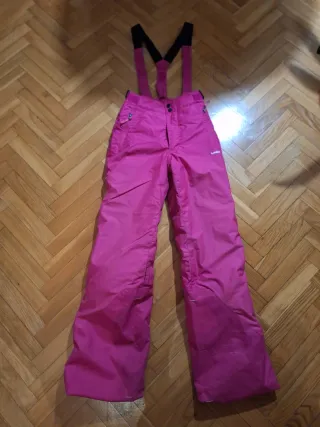 Pantalón de esquí niña fucsia con tirantes.
