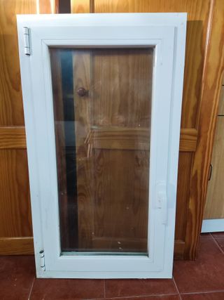 Ventana blanca con marco de aluminio
