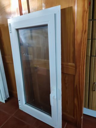 Ventana blanca con marco de aluminio