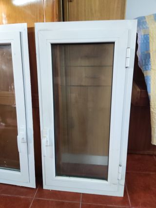 Ventana blanca con marco de aluminio