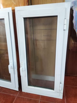 Ventana blanca con marco de aluminio