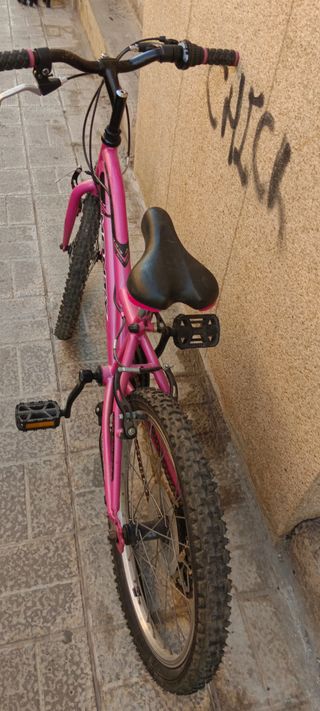 Bicicleta rosa infantil
