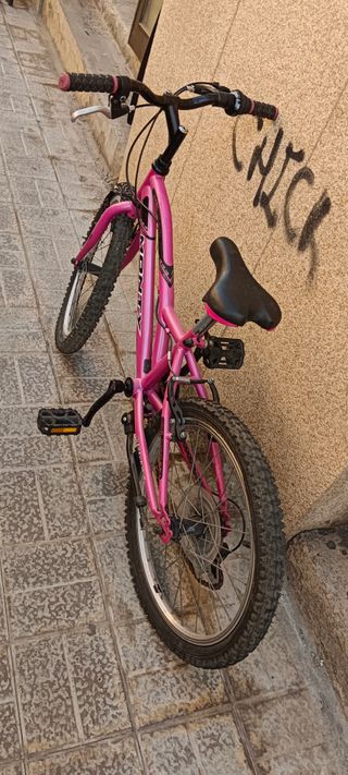 Bicicleta rosa infantil