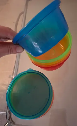 Recipientes apilables y cucharas