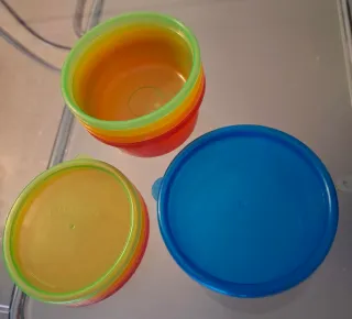 Recipientes apilables y cucharas