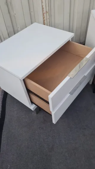 Pareja Mesitas Noche Modernas Blancas y Plateadas