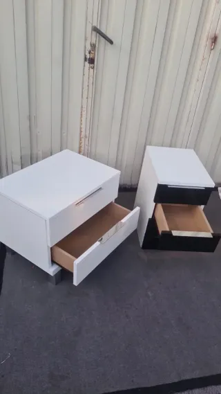 Pareja Mesitas Noche Modernas Blancas y Plateadas