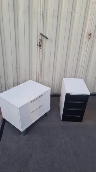 Pareja Mesitas Noche Modernas Blancas y Plateadas