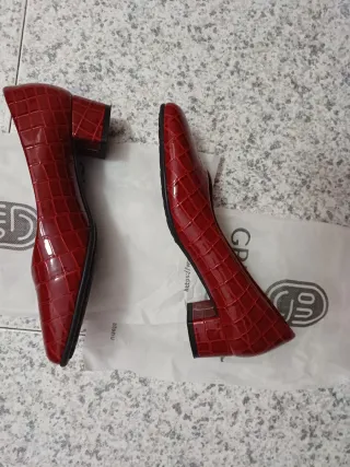 Zapatos rojos tacón bajo cocodrilo